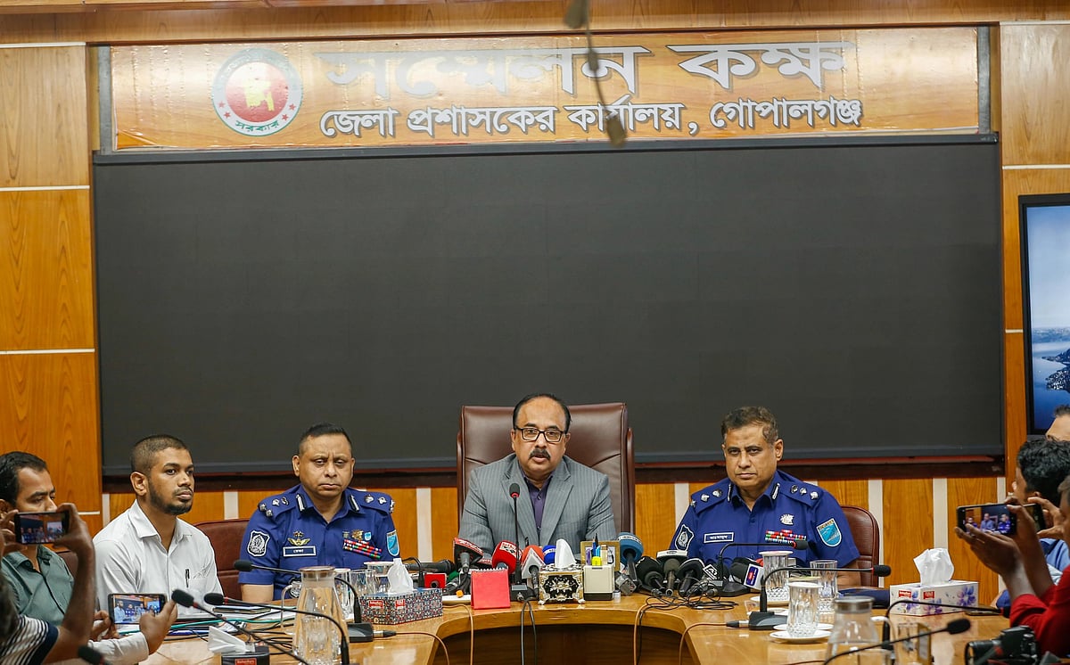 ঢাকা বিভাগের বিভাগীয় কমিশনার শরফ উদ্দিন আহমেদ চৌধুরী গোপালগঞ্জ জেলা প্রশাসকের কার্যালয়ে আজ বৃহস্পতিবার ব্রিফিং করেন