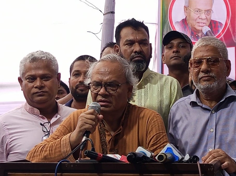 বিক্ষোভ সমাবেশে বিএনপির জ্যেষ্ঠ যুগ্ম মহাসচিব রুহুল কবির রিজভী। আজ বৃহস্পতিবার ঢাকার ধামরাইয়ের শরীফবাগ এলাকায়