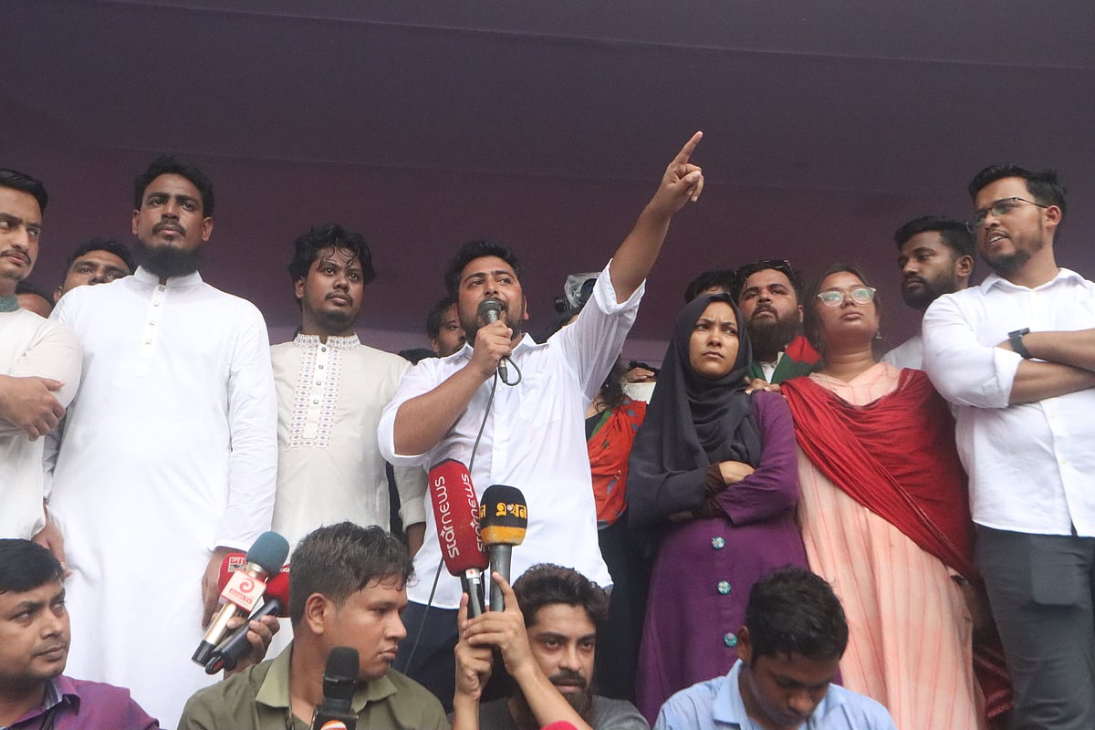 এনসিপির পদযাত্রায় বক্তব্য দিচ্ছেন দলটির আহ্বায়ক নাহিদ ইসলাম। বৃহস্পতিবার দুপুরে শহরের জনতা ব্যাংকের মোড়ে