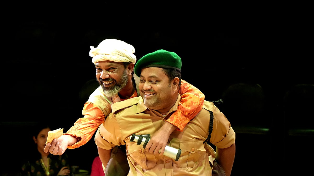 ‘ব্যতিক্রম এবং নিয়ম’ নাটকের দৃশ্য