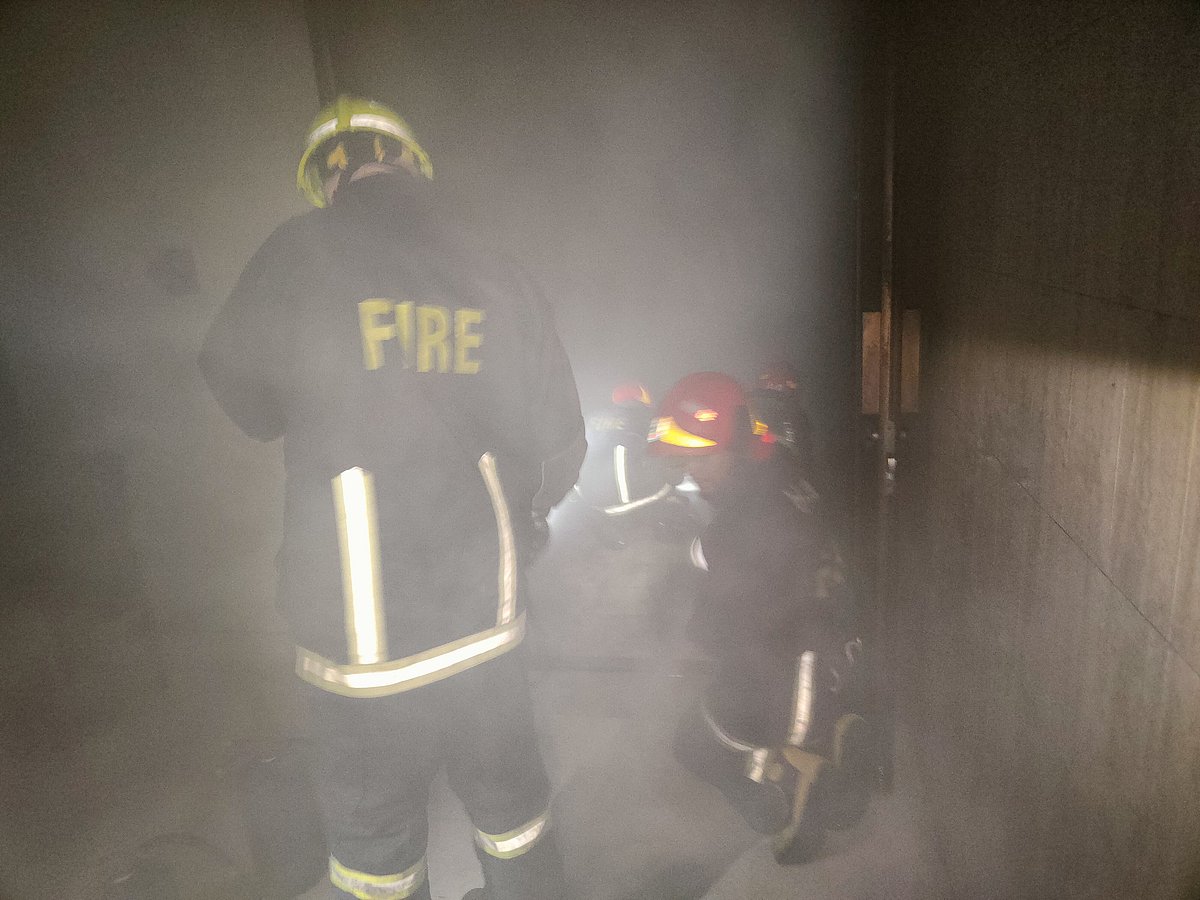 রাজধানীর মতিঝিলের সেনাকল্যাণ ভবনের ২১ তলায় আগুন নিয়ন্ত্রণে কাজ করছেন ফায়ার সার্ভিসের কর্মীরা