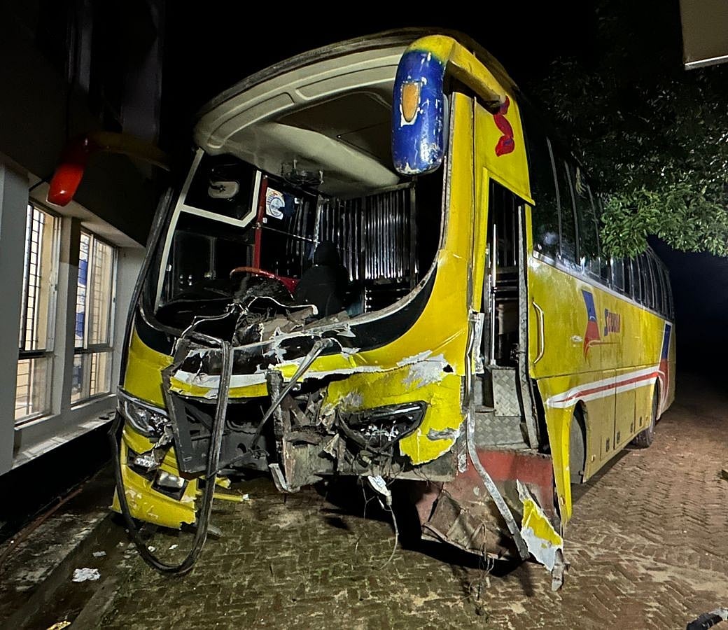 চট্টগ্রাম-কক্সবাজার মহাসড়কের জিপ ও বাসের  সংঘর্ষ এক বিক্রয়কর্মী নিহত হয়েছেন। গতকাল বৃহস্পতিবার রাত নয়টার দিকে মালুমঘাট হাইওয়ে থানা চত্বরে