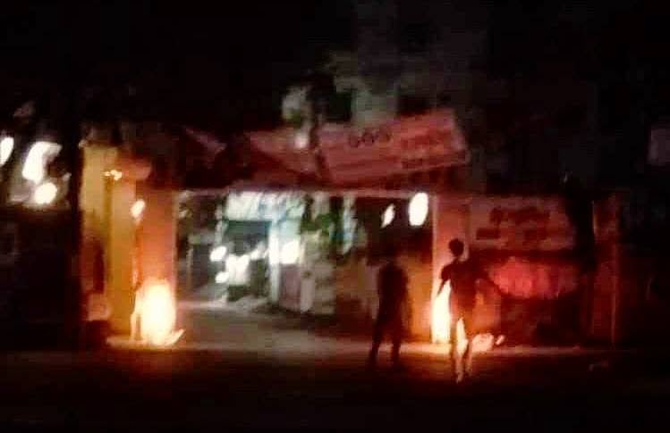 এনসিপির কেন্দ্রীয় নেতাদের আগমন উপলক্ষে নারায়ণগঞ্জ শহরের স্থাপিত একটি তোরণে আগুন দেখা যায়। গতকাল বৃহস্পতিবার রাত সাড়ে তিনটার দিকে নগরীর আল্লামা ইকবাল রোড (কলেজ রোডে) এলাকায়।