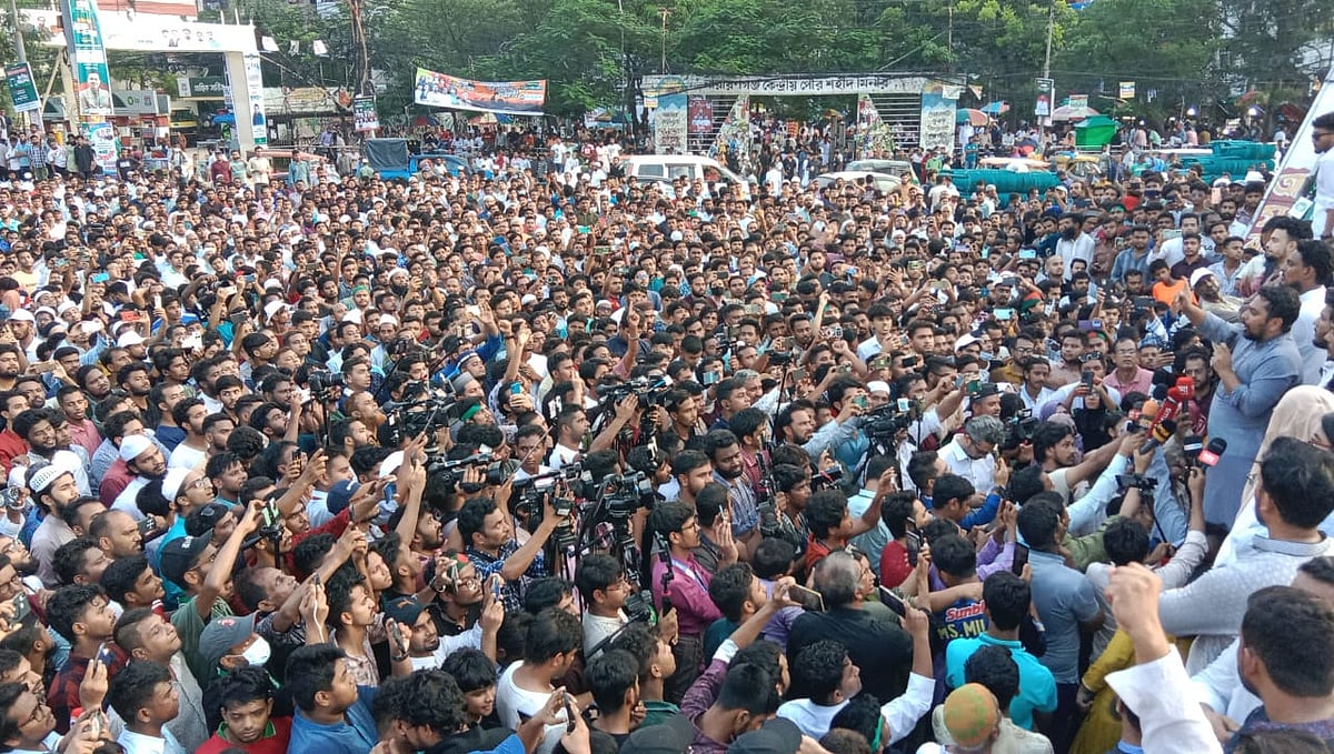 এনসিপির পথসভায় উপস্থিত জনতা। আজ শুক্রবার বিকেলে নারায়ণগঞ্জ নগরের চাষাঢ়া গোলচত্বর এলাকায়