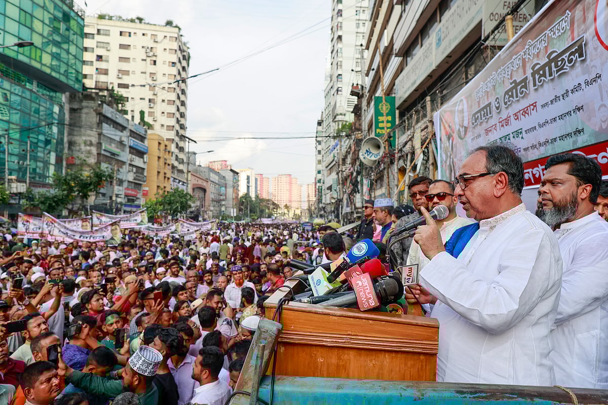 রাজধানীর নয়াপল্টনে বিএনপির কেন্দ্রীয় কার্যালয়ের সামনে আয়োজিত এক অনুষ্ঠানে বক্তব্য দেন মির্জা আব্বাস