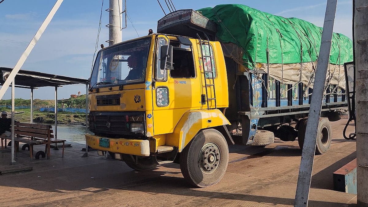 ১৮ ঘণ্টা পর চাঁদপুর–শরীয়তপুর সড়কে যানবাহন ও চাঁদপুর–শরীয়তপুর নৌপথে ফেরি চলাচল শুরু হয়েছে। শুক্রবার বিকেলে নরসিংহপুর ফেরিঘাটে