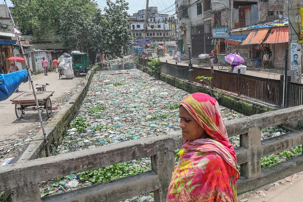 প্লস্টিকসহ নানা বর্জ্যে ভরাট হয়ে আছে খাল। মাঝেমধ্যে সিটি করপোরেশন খালটি পরিষ্কার করলেও কিছুদিনের মধ্যেই আবার বর্জ্যে সয়লাব হয়ে যায়।