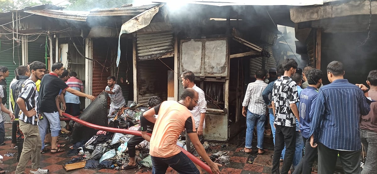 চাষাঢ়ায় সিটি করপোরেশনের হকার্স মার্কেটে অগ্নিকাণ্ডে পুড়ে গেছে অন্তত ৩০টি দোকান। আজ শুক্রবার সকালে
