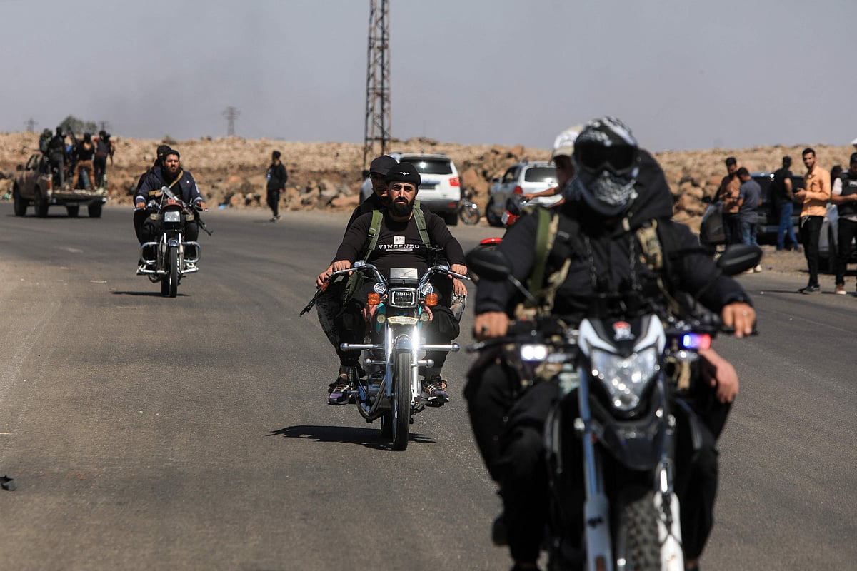 সিরিয়ার দক্ষিণাঞ্চলীয় সুয়েইদা শহরের দিকে এগিয়ে যাচ্ছে আরব বেদুইন যোদ্ধারা। আজ শুক্রবার আল–মাজরা গ্রামের কাছে