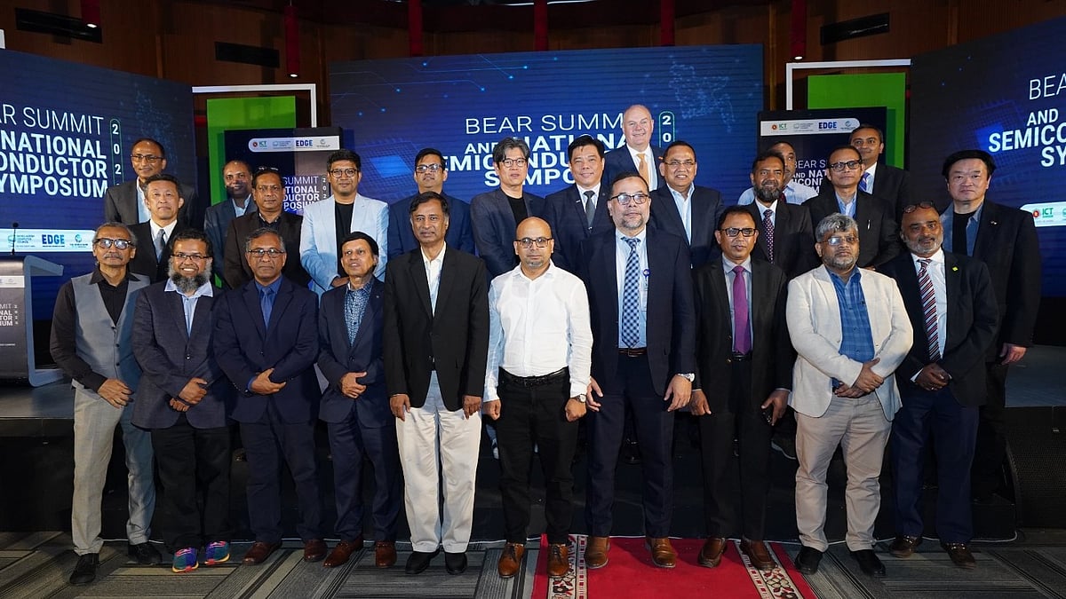 সম্মেলনে অংশ নেওয়া অতিথিদের সঙ্গে প্রধান উপদেষ্টার ডাক, টেলিযোগাযোগ ও তথ্যপ্রযুক্তিবিষয়ক বিশেষ সহকারী ফয়েজ আহমদ তৈয়্যব (মাঝে)