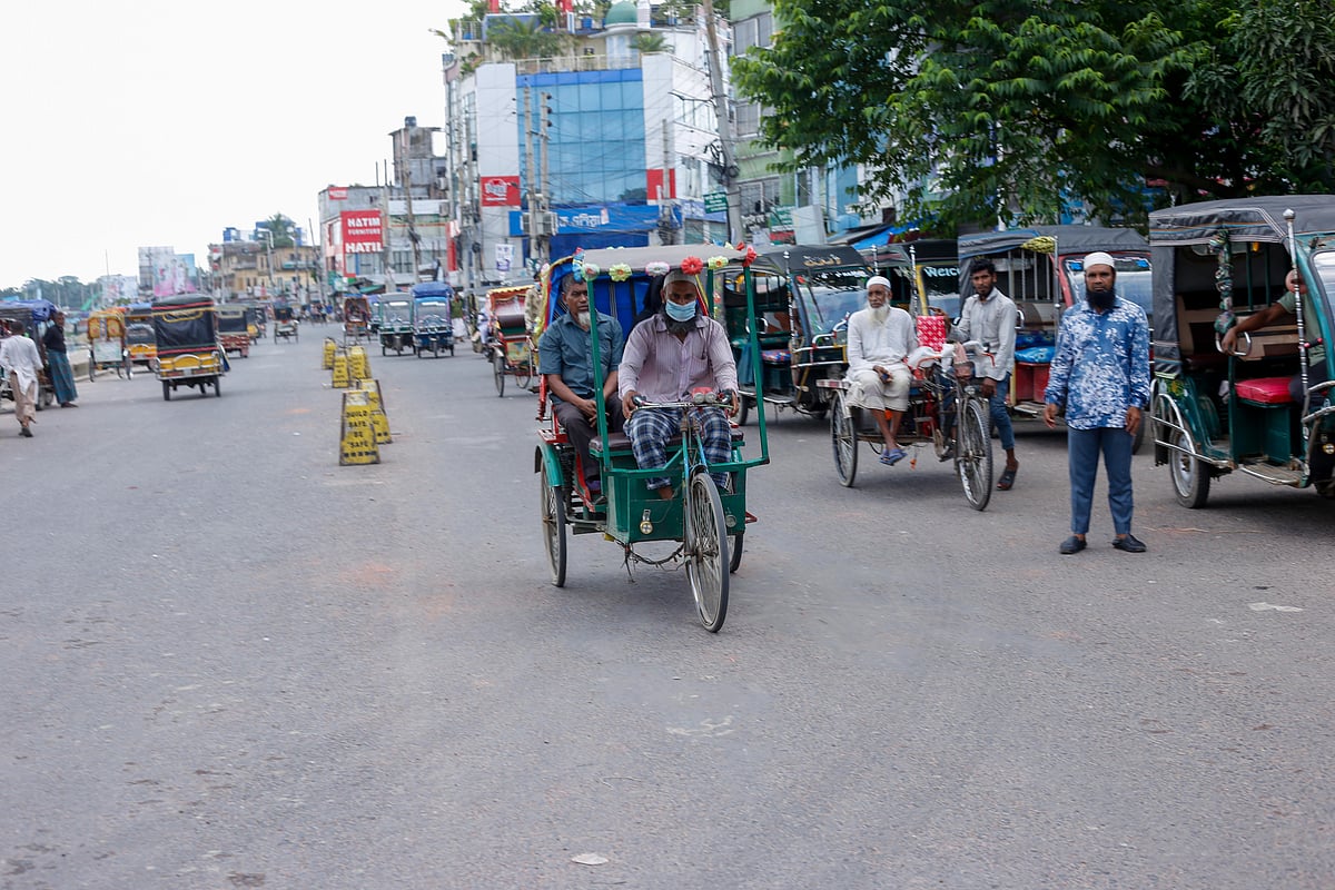 গোপালগঞ্জে আজ শুক্রবার সকাল থেকে সড়কের অবস্থায় অনেকটা স্বাভাবিক দেখা গেছে। আজ সকালে শহরের লঞ্চ ঘাট এলাকা