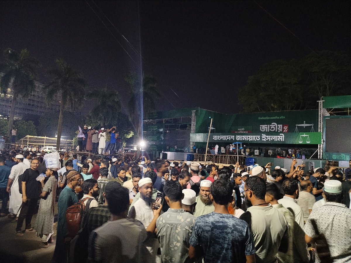 সমাবেশের আগের দিন রাতেই সোহরাওয়ার্দী উদ্যানে সমাবেশস্থলে জড়ো হতে শুরু করেছেন জামায়াতে ইসলামীর নেতা-কর্মীরা। শুক্রবার রাত আটটার দিকে