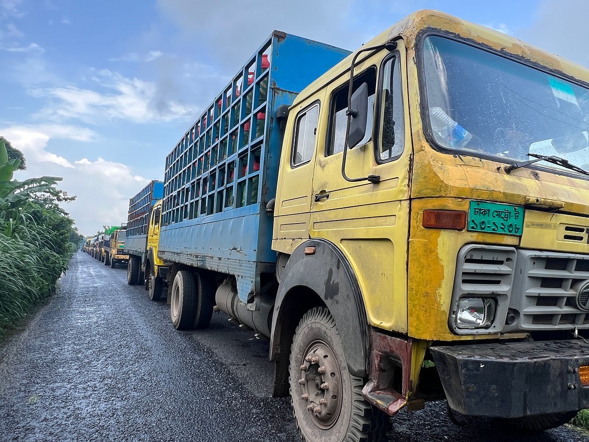 ফেরিঘাটের ইজারা নিয়ে বিএনপির দুই পক্ষের দ্বন্দ্বের জের ধরে চাঁদপুর–শরীয়তপুর সড়কে যানবাহন আটকে দেওয়া হয়েছে। শুক্রবার দুপুরে সড়কের ভেদেরগঞ্জ উপজেলার মাদবরকান্দি এলাকায়