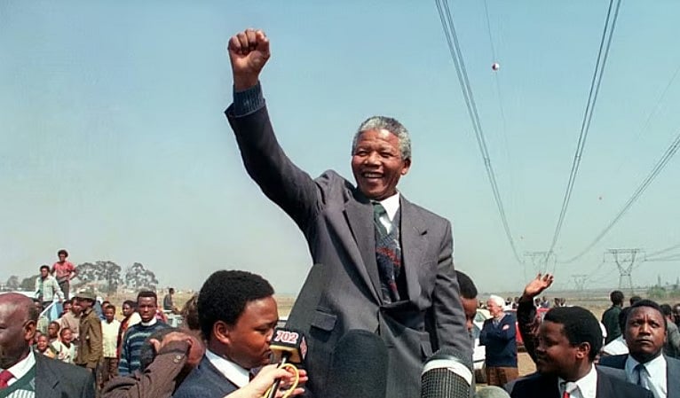 ধূসর কোর্ট ও বজ্রমুষ্ঠি ছিল নেলসন ম্যান্ডেলা ব্যক্তিত্বের প্রতীক।