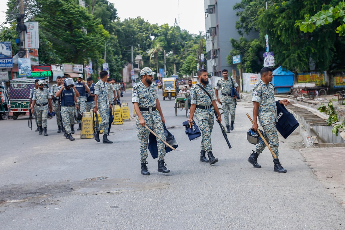 গোপালগঞ্জে কারফিউর মধ্যে বিভিন্ন সড়কে আইনশৃঙ্খলা রক্ষাকারী বাহিনীর সদস্যদের এভাবে দল বেঁধে টহল দিতে দেখা যায়। গত শুক্রবার সকালে শহরের লঞ্চঘাট এলাকায়