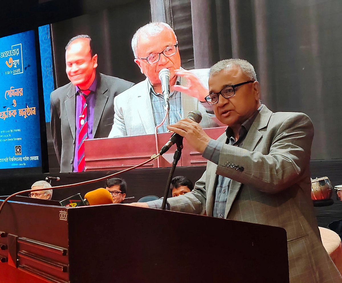 সেমিনারে বক্তব্য দিচ্ছেন লেখক ও অধ্যাপক সলিমুল্লাহ খান। শুক্রবার সন্ধায় রাজশাহী বিশ্ববিদ্যালয়ের কাজী নজরুল ইসলাম মিলনায়তনে