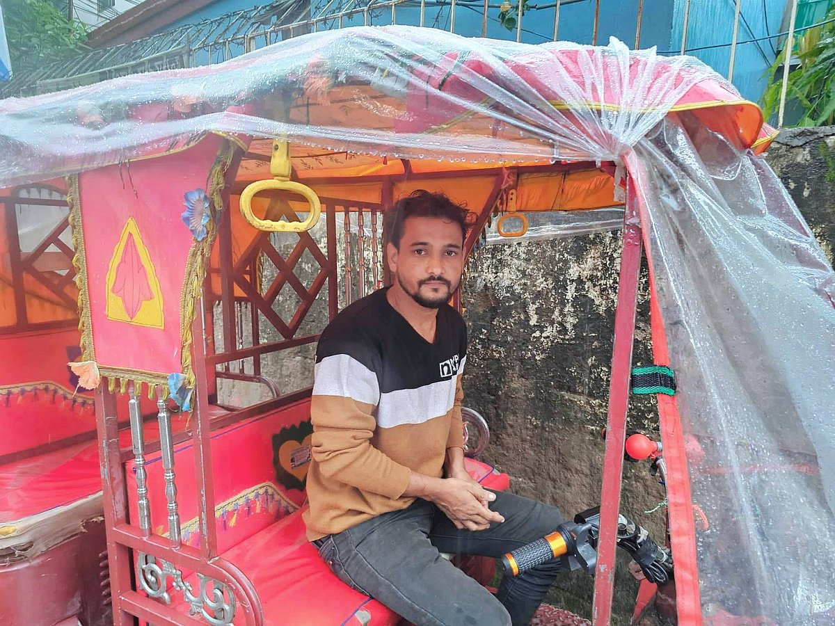 কুমিল্লা নগরে ব্যাটারিচালিত অটোরিকশা চালান অনিক হাসান। গতকাল বৃহস্পতিবার তোলা