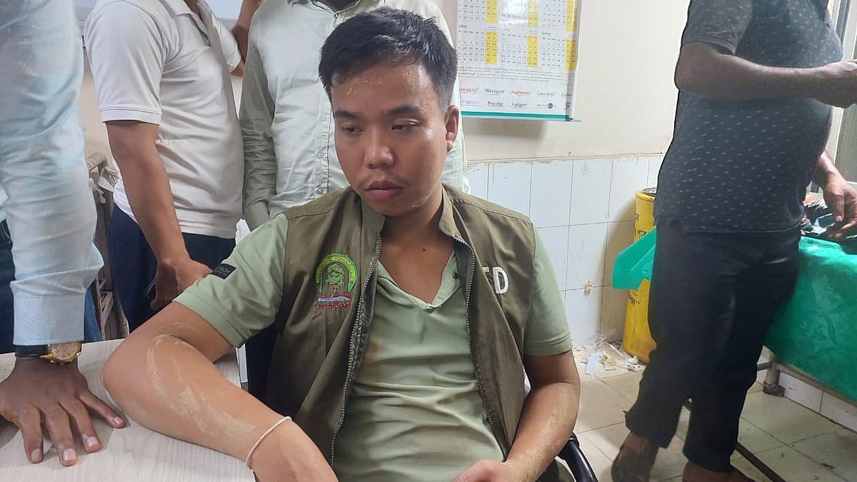 হামলায় আহত বন বিভাগের বিট কর্মকর্তা সুদত্ত চাকমাকে চিকিৎসা দেওয়া হচ্ছে। গতকাল রাতে চট্টগ্রামের চন্দনাইশে