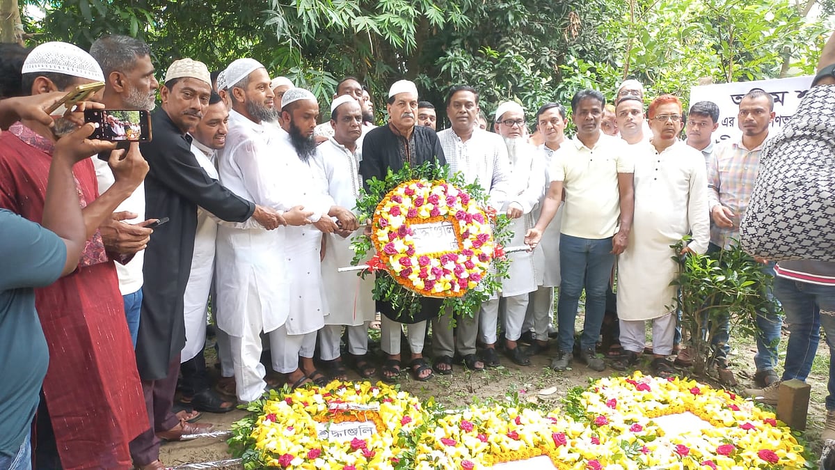 নরসিংদীতে বৈষম্যবিরোধী আন্দোলনে প্রথম শহীদ তাহমিদ ভূঁইয়ার কবরে পুষ্পস্তবক অর্পণ করছেন বিএনপির যুগ্ম মহাসচিব ও জেলা বিএনপির সভাপতি খায়রুল কবির। শুক্রবার সকালে সদর উপজেলার চিনিশপুর ইউনিয়নের নন্দীপাড়ায়