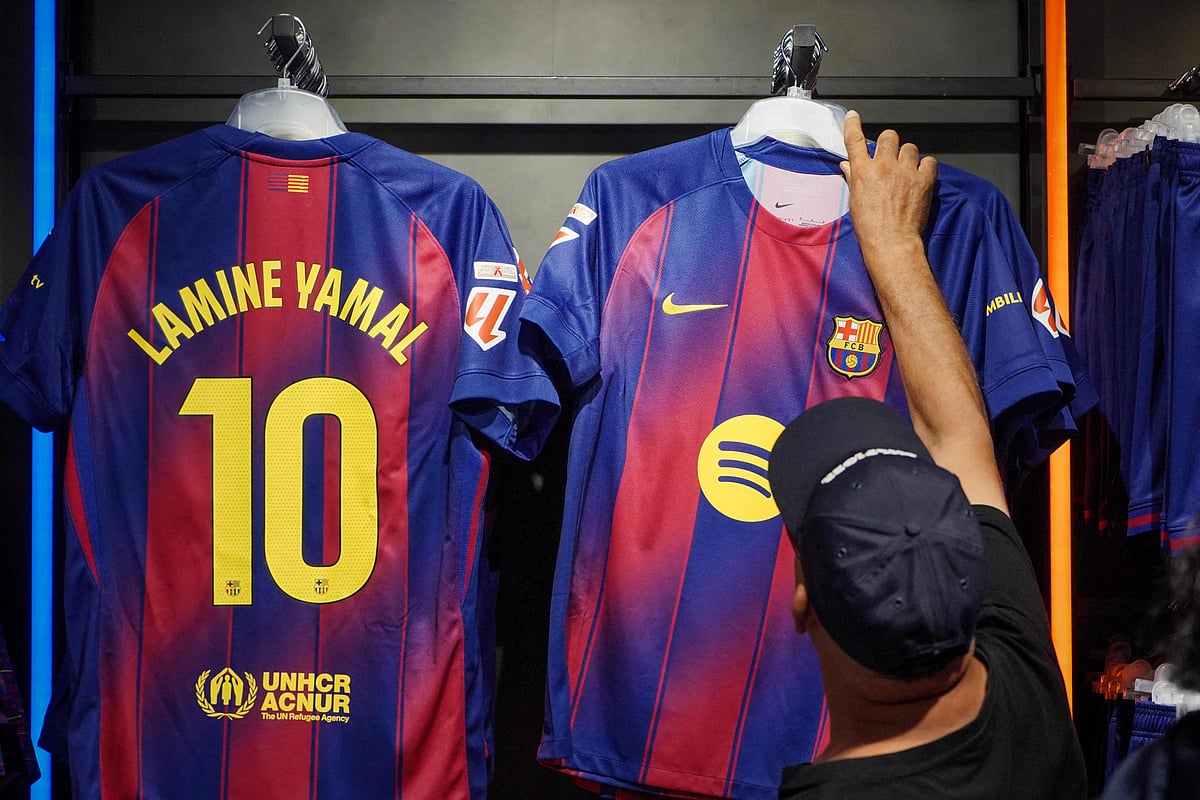 ইয়ামালের ১০ নম্বর জার্সি বাজারে সাড়া ফেলেছে।