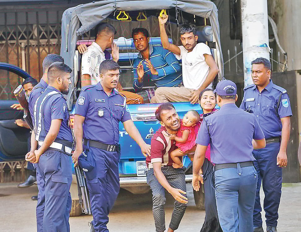 কারফিউ চলাকালে শিশুর জন্য দুধ কিনতে বের হলে ইলেকট্রিক মিস্ত্রি সাগর শেখকে পুলিশ আটক করে। পরে তাঁকে ছেড়ে দেওয়া হয়। গতকাল গোপালগঞ্জের পাঁচুড়িয়া মোড়ে