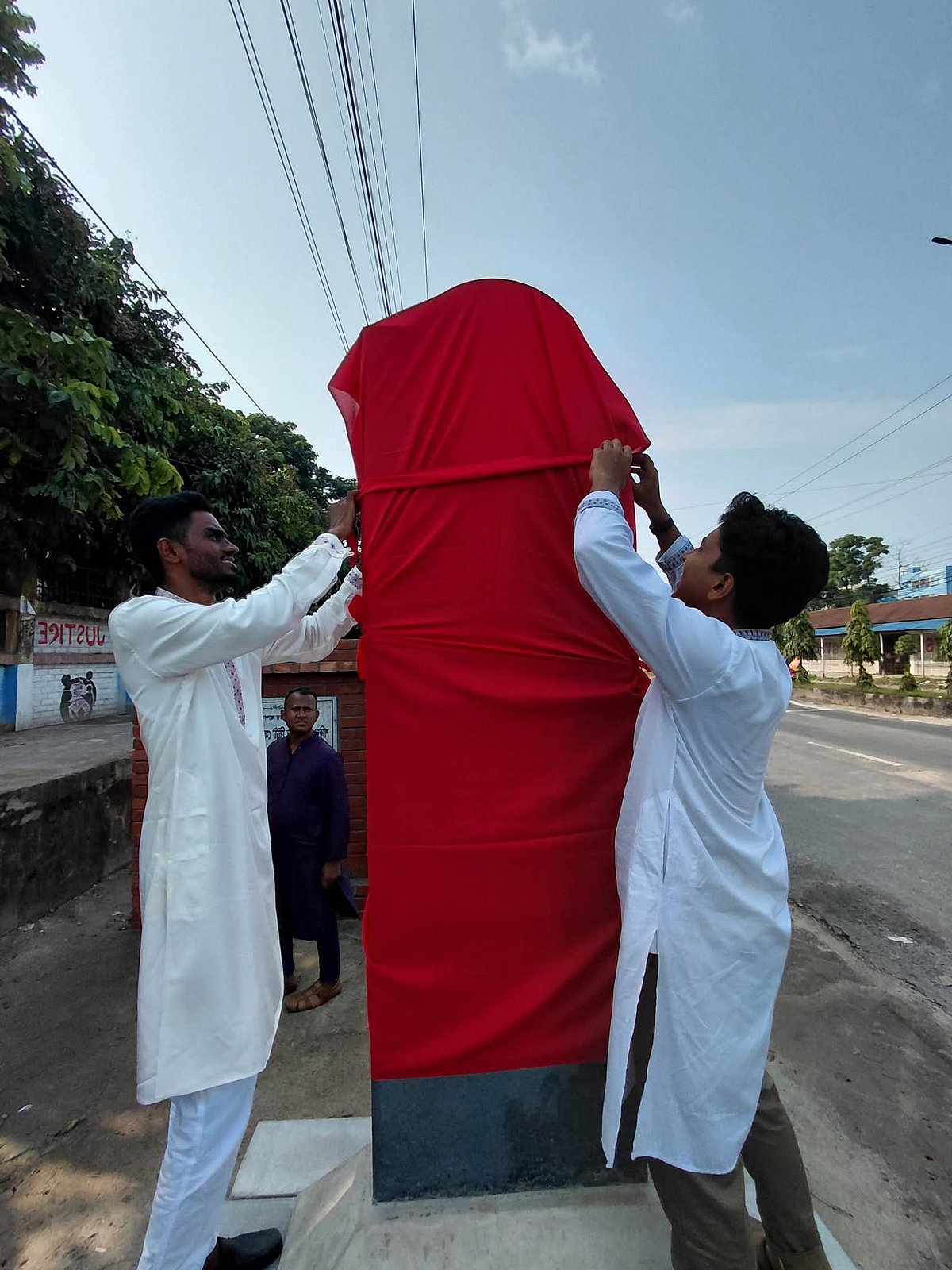 রংপুরে বেগম রোকেয়া বিশ্ববিদ্যালয়ের পাশে স্থাপিত শহীদ আবু সাঈদ স্ট্রিট মেমোরি স্টাম্প কাপড় দিয়ে ঢেকে দিয়েছেন সহযোদ্ধারা। শুক্রবার বিকেলে