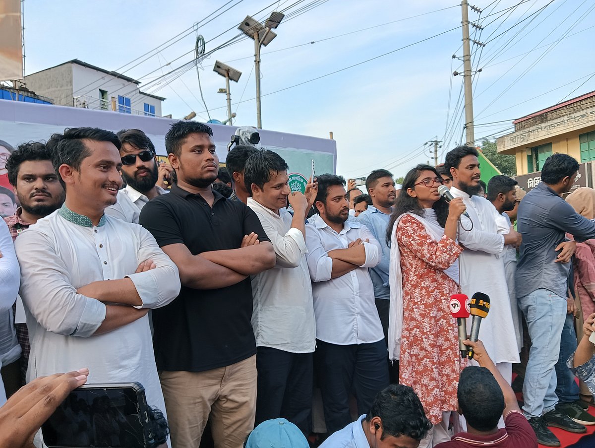 রাজবাড়ী শহরের ১ নম্বর রেলগেট এলাকার শহীদ স্মৃতিস্তম্ভের সামনে আয়োজিত পথসভায় বক্তব্য দেন এনসিপির সিনিয়র যুগ্ম সদস্যসচিব তাসনীম জারা। গতকাল বৃহস্পতিবার