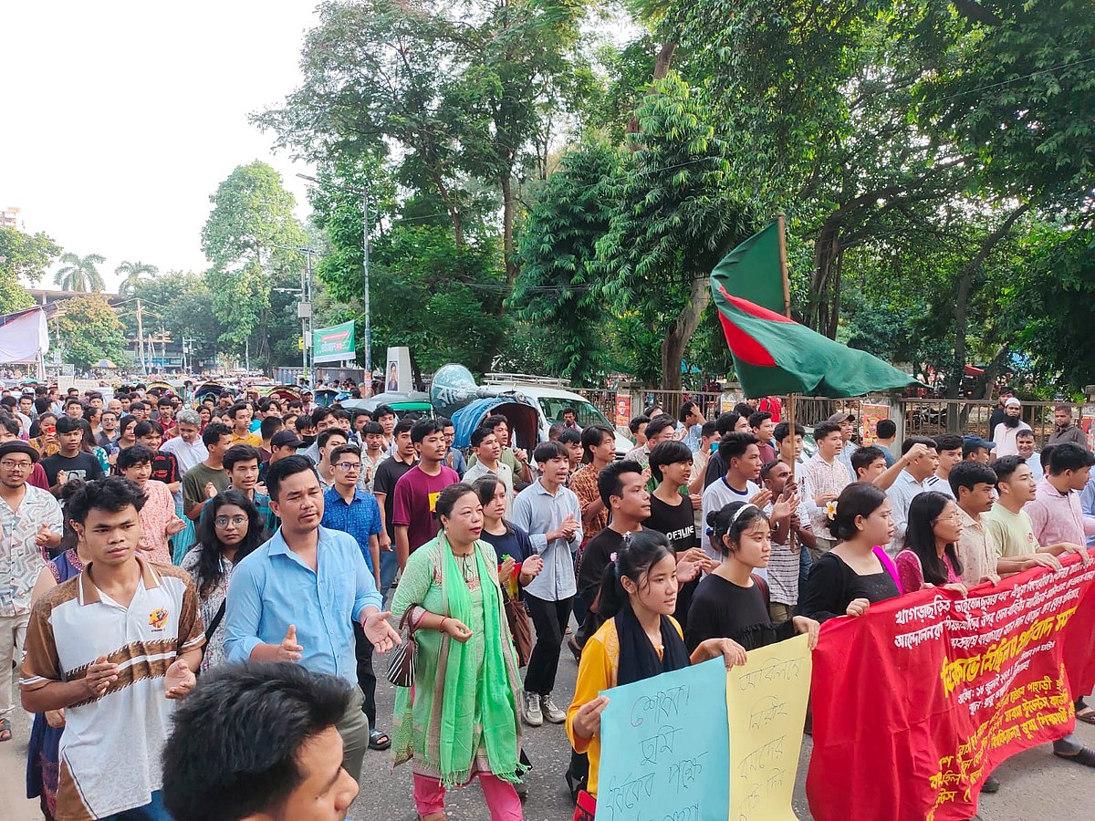ত্রিপুরা কিশোরীকে ধর্ষণ ও কারাগারে ভান লাল বমের মৃত্যুর প্রতিবাদে আজ ঢাকা বিশ্ববিদ্যালয়ের রাজু ভাস্কর্যের সামনে বিক্ষোভ সমাবেশ অনুষ্ঠিত হয়। ১৮ জুলাই, ২০২৫