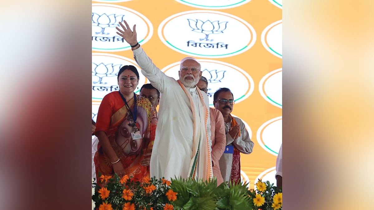 সভামঞ্চে ভারতের প্রধানমন্ত্রী নরেন্দ্র মোদি। পশ্চিমবঙ্গের শিল্পশহর দুর্গাপুরে, ১৮ জুলাই ২০২৫।