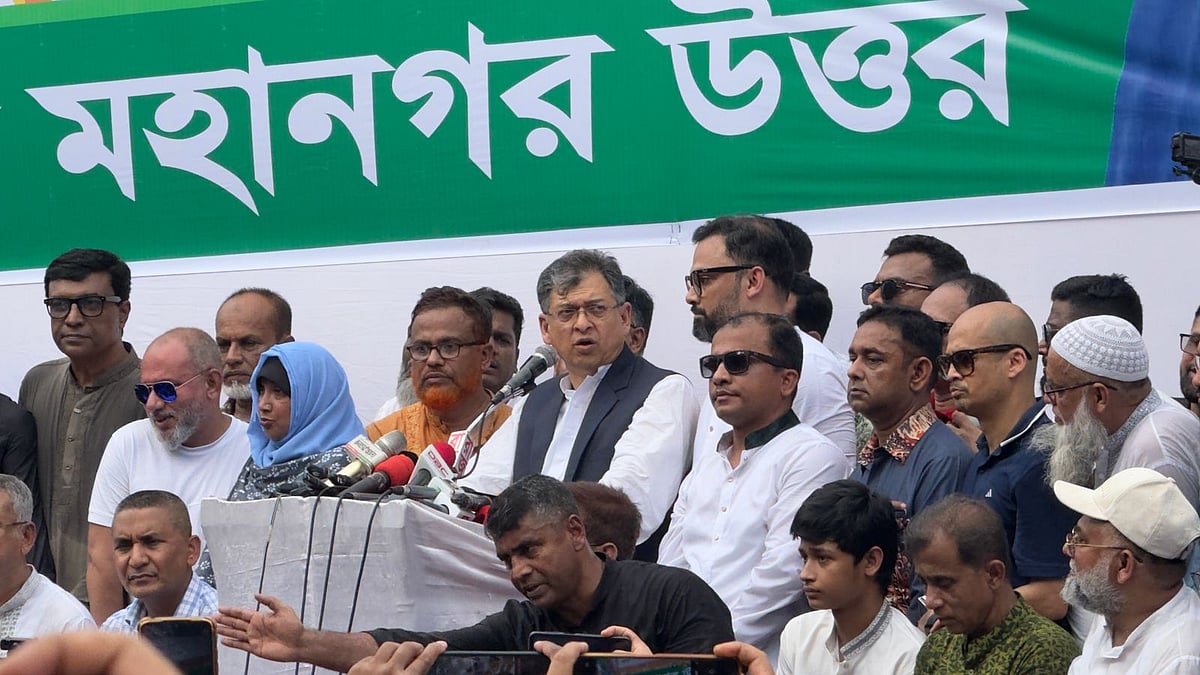রাজধানীর পল্লবীতে ঢাকা মহানগর উত্তর বিএনপি আয়োজিত মৌন মিছিল–পূর্ব সমাবেশে বক্তব্য দেন সালাহউদ্দিন আহমদ। ১৮ জুলাই