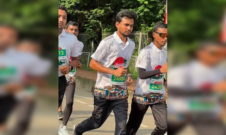 বাংলাদেশ-চীন মৈত্রী সম্মেলনকেন্দ্র থেকে শুরু হওয়া প্রতীকী ম্যারাথনে অংশ নেন যুব ও ক্রীড়া মন্ত্রণালয়ের উপদেষ্টা আসিফ মাহমুদ সজীব ভুঁইয়া। আজ শুক্রবার সকালে