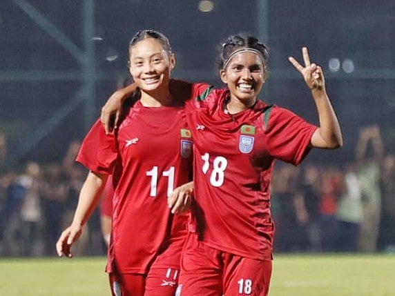 জোড়া গোল করেছেন বাংলাদেশ অনূর্ধ্ব–২০ দলের পূজা রানী (ডানে)