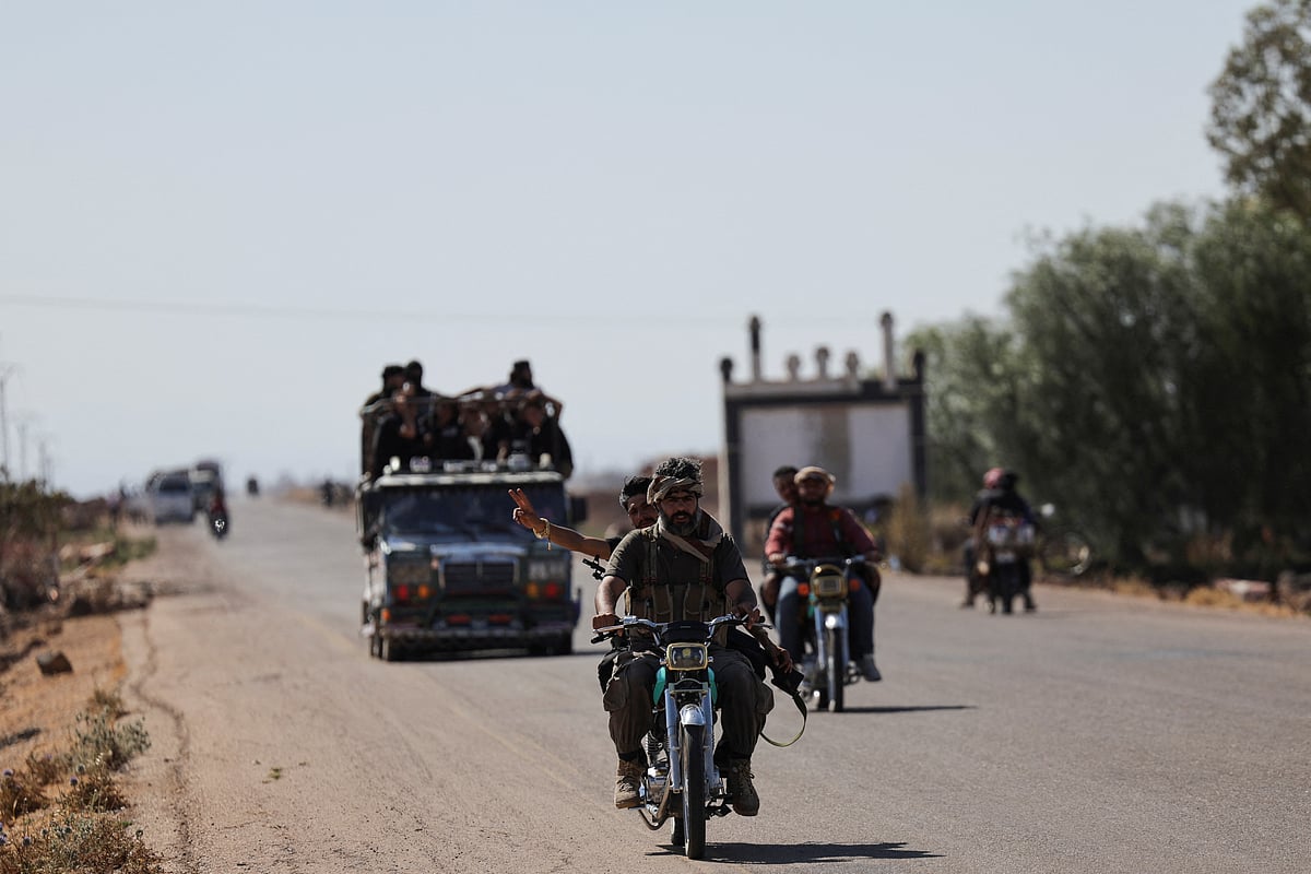 যুদ্ধবিরতি ঘোষণার পরও বেদুইন যোদ্ধা ও দ্রুজ বন্দুকধারীদের মধ্যে আবারও সংঘর্ষ ছড়িয়ে পড়েছে। এ সময় বেদুইন যোদ্ধাদের মোটরসাইকেলে চড়ে ঘোরাফেরা করতে দেখা যায়। সিরিয়ার সুয়েইদা শহরে, ১৮ জুলাই ২০২৫