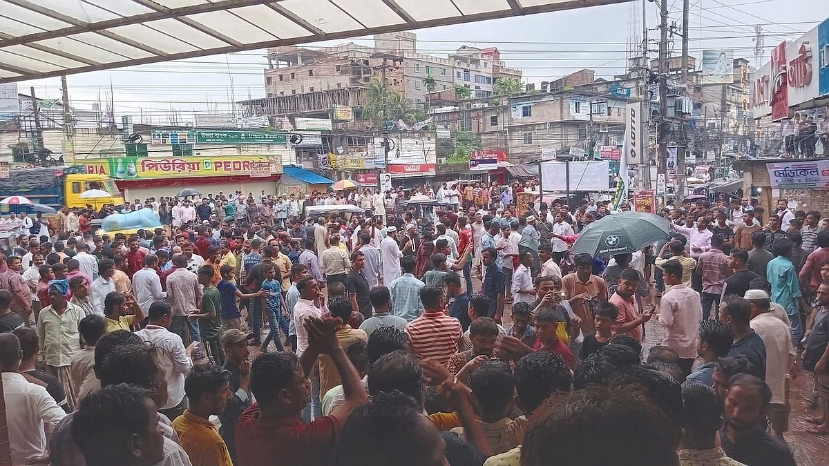 কক্সবাজারের এনসিপির সমাবেশস্থল দখল করে স্লোগান দিচ্ছে বিএনপির নেতা-কর্মীরা। আজ বিকেল পাঁচটার দিক চকরিয়া শহরের জনতা শপিং সেন্টার এলাকায়
