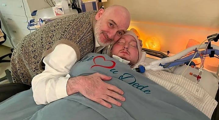 কোমায় থাকা প্রিন্স আল-ওয়ালিদকে জড়িয়ে আছেন বাবা প্রিন্স খালেদ বিন তালাল