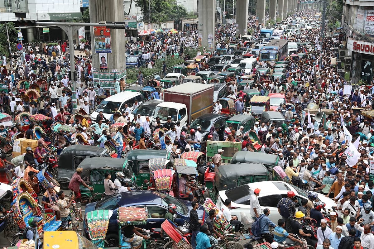 রাজধানীর বাংলামোটর এলাকায় তীব্র যানজট। আজ শনিবার বিকেল চারটার দিকে