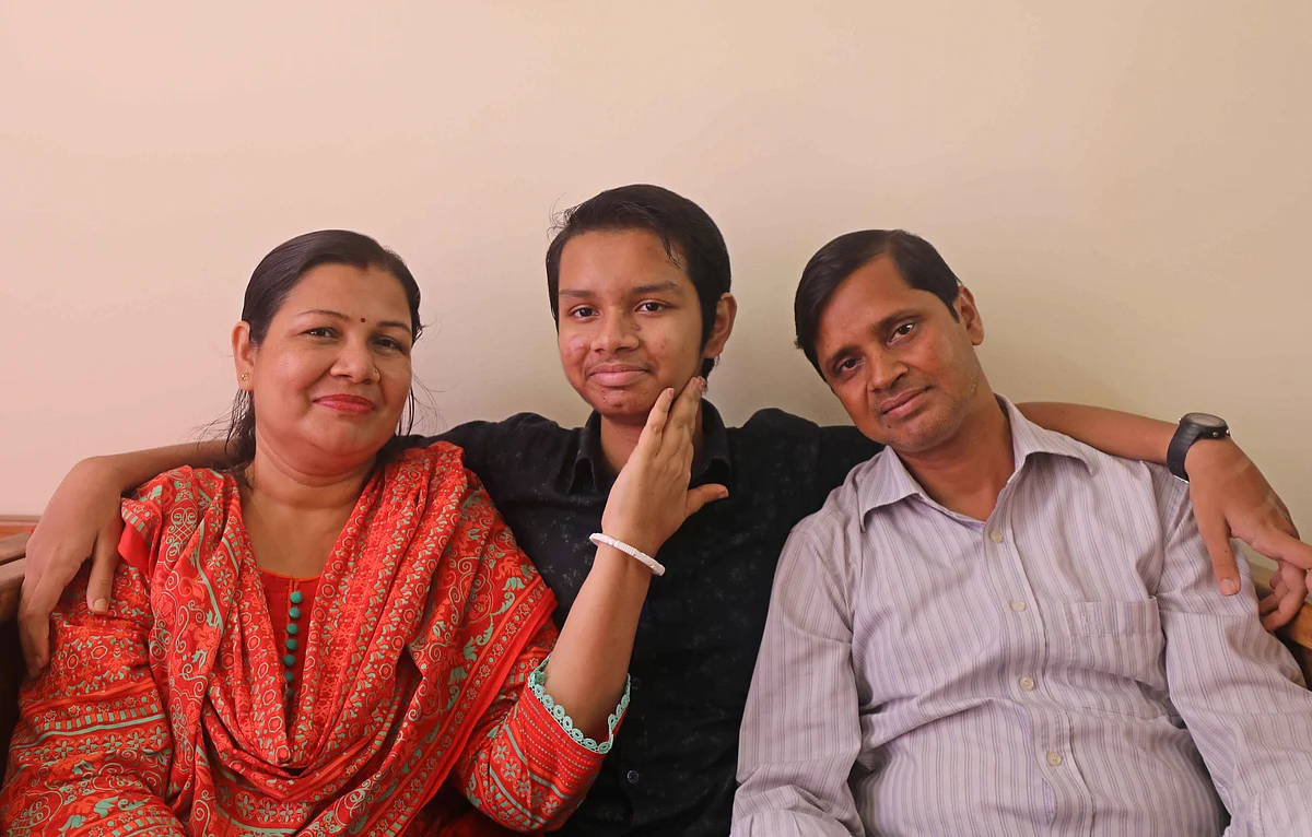 বাবা-মায়ের সঙ্গে এসএসসি পরীক্ষায় সেরা নিবিড় কর্মকার