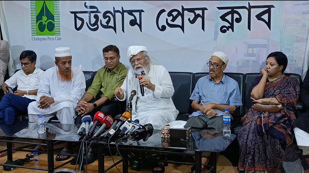 চট্টগ্রাম প্রেসক্লাবে সাংবাদিকদের সঙ্গে মতবিনিময় সভায় বক্তব্য দেন কবি ও রাষ্ট্রচিন্তক ফরহাদ মজহার