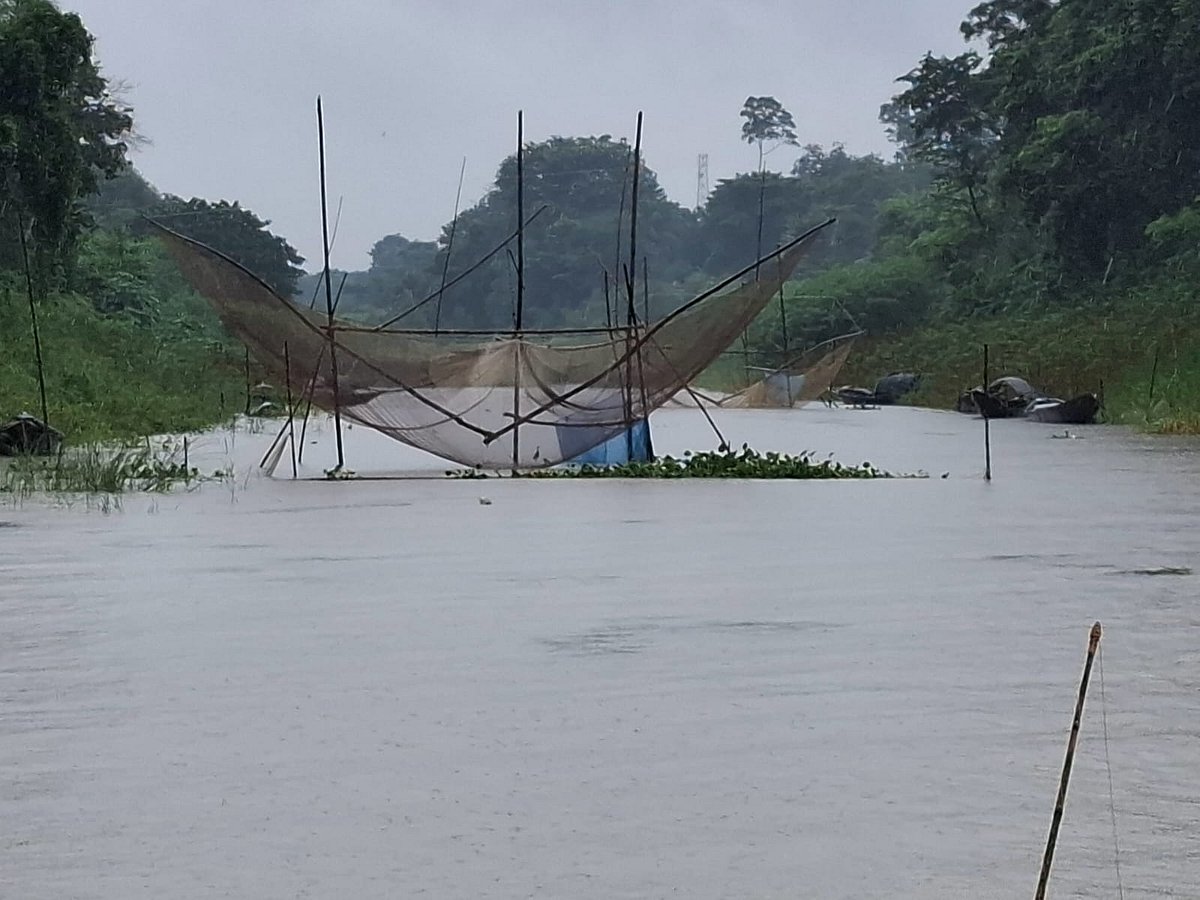 বড়াল নদের উৎসমুখ। পদ্মা থেকে পানি ঢুকছে। এই পানি গিয়ে পড়ছে চলন বিলে। গত মঙ্গলবার দুপুরে রাজশাহীর চারঘাটে
