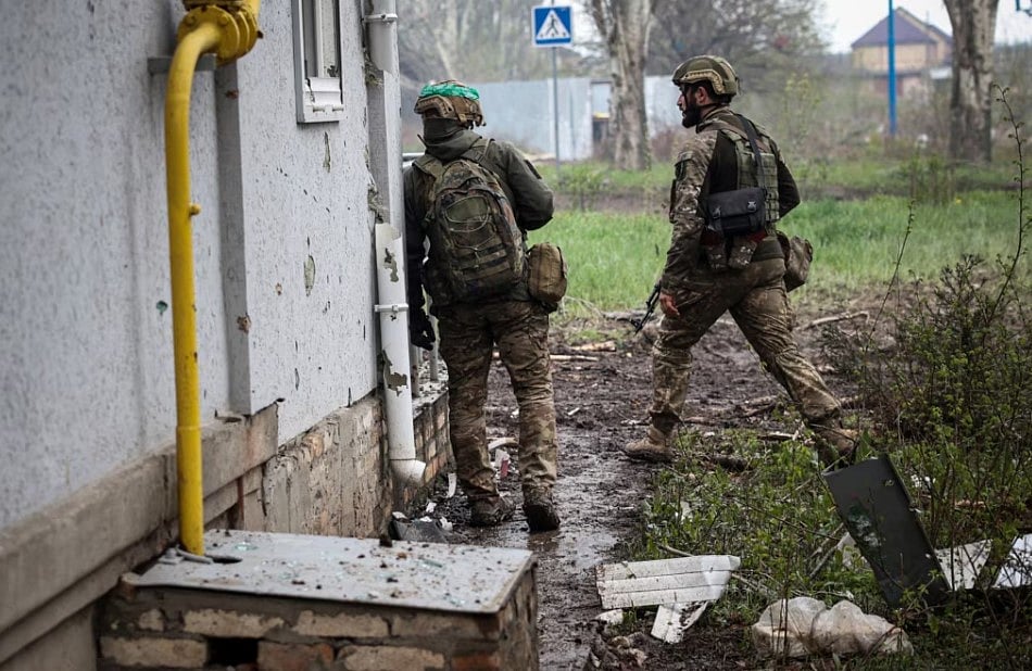 ইউক্রেনের যুদ্ধক্ষেত্রে শত্রুপক্ষের দিকে নজর রাখছেন দুই ইউক্রেনীয় সেনা