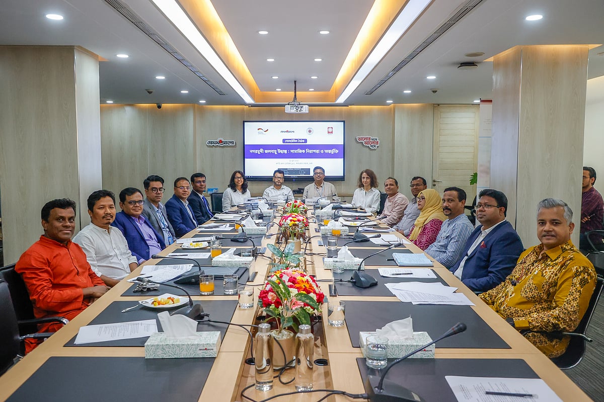 ‘নগরমুখী জলবায়ু উদ্বাস্তু: সামাজিক নিরাপত্তা ও অন্তর্ভুক্তি’ শীর্ষক গোলটেবিল বৈঠক শীর্ষক গোলটেবিল বৈঠকে অংশগ্রহণকারীরা