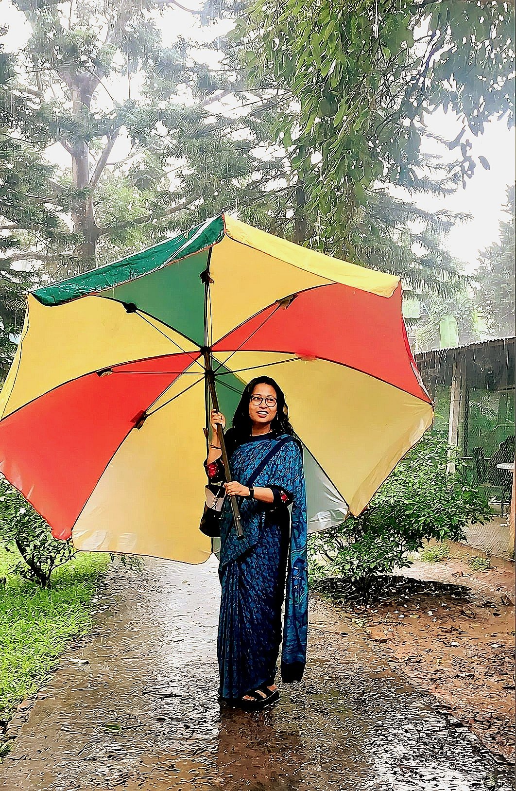 বর্ষা মানেই তো মাঠঘাট ভেসে যাওয়া, ছাতা ফেলে ভিজে যাওয়া