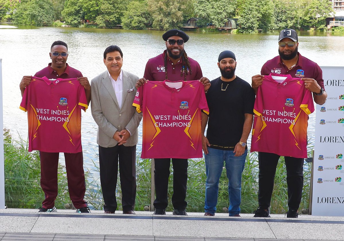 বিশেষ জার্সি হাতে বাঁ থেকে তিন ক্রিকেটার ডোয়াইন ব্রাভো, ক্রিস গেইল ও কাইরন পোলার্ড। মাঝে জার্সি তৈরির সঙ্গে জড়িতরা।