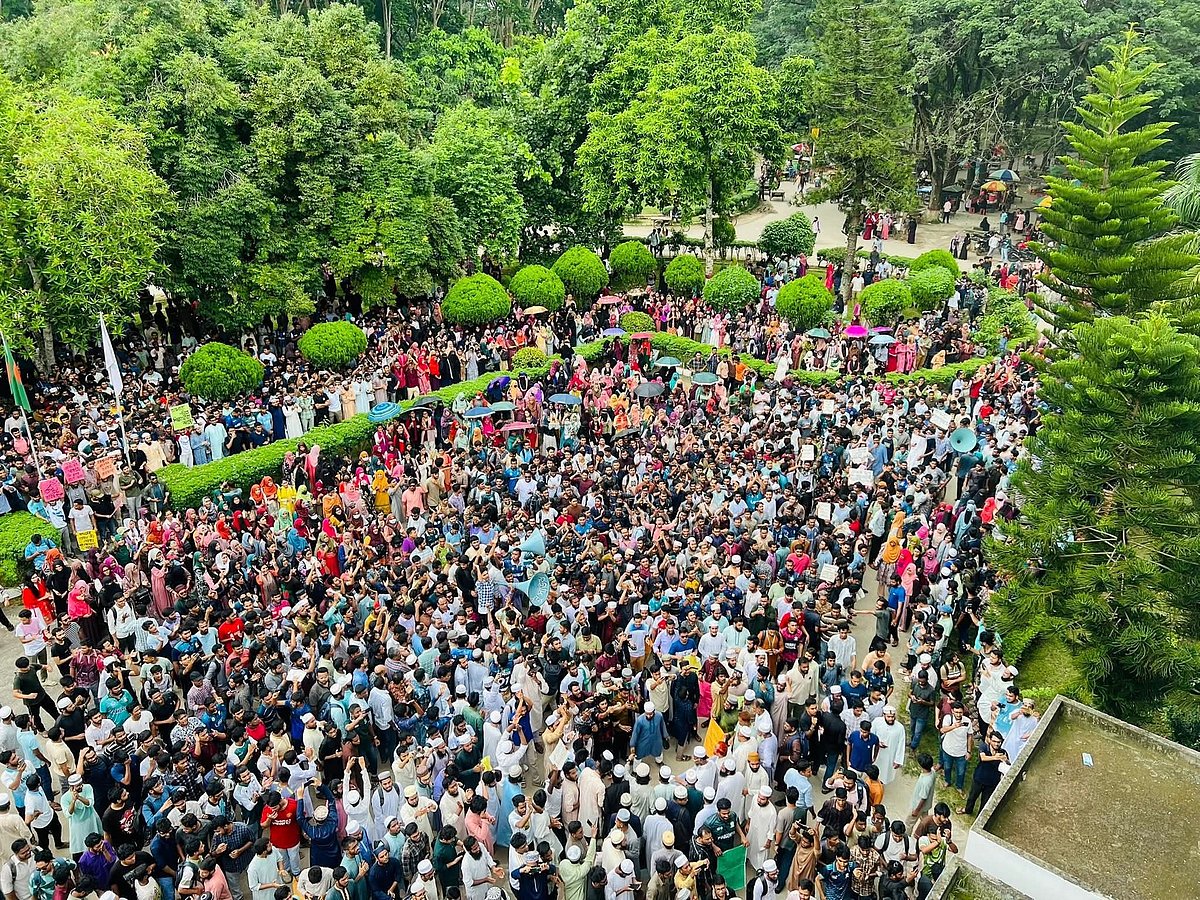 ইসলামী বিশ্ববিদ্যালয়ের শিক্ষার্থীর মৃত্যুর সুষ্ঠু তদন্ত ও বিচারের দাবিতে শিক্ষার্থীদের বিক্ষোভ। শনিবার দুপুরে প্রশাসন ভবনের সামনে