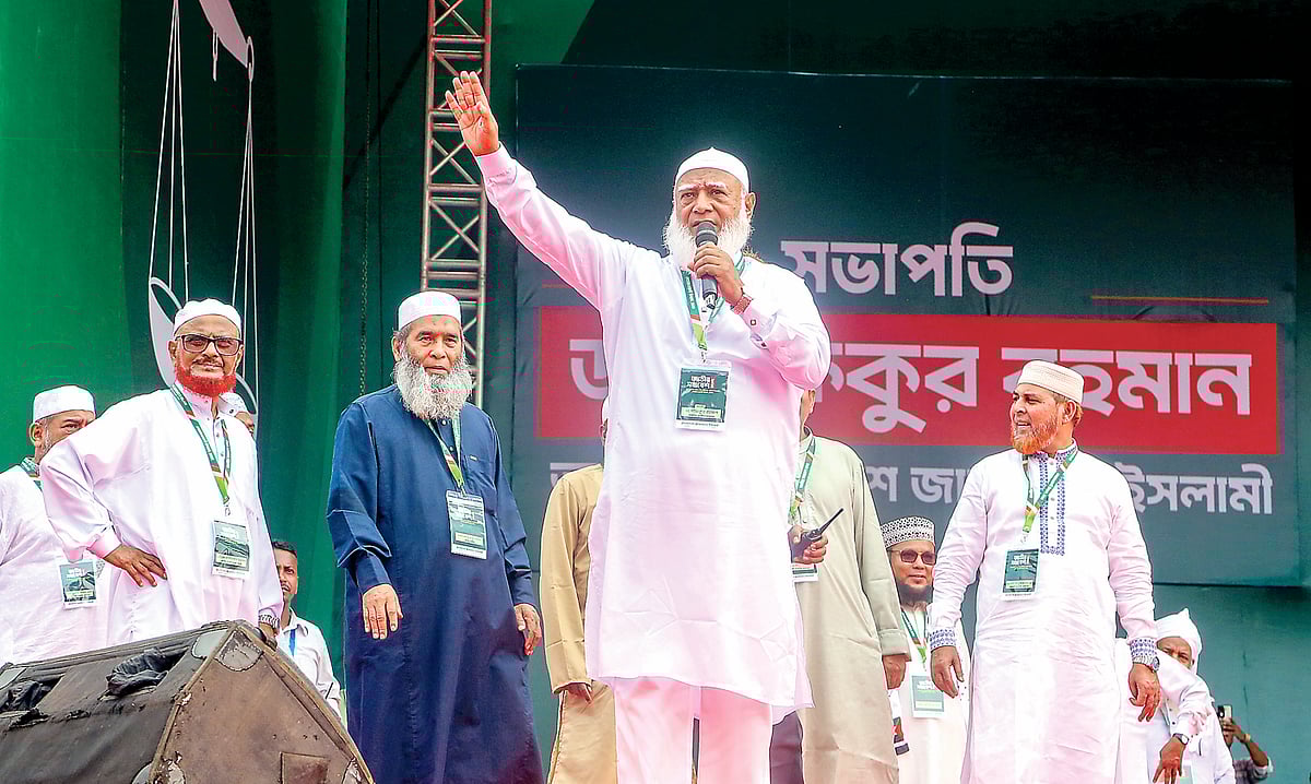 রাজধানীর সোহরাওয়ার্দী উদ্যানে জামায়াতে ইসলামীর জাতীয় সমাবেশে দলের আমির শফিকুর রহমান। মঞ্চে রয়েছেন দলটির কেন্দ্রীয় নেতারা। ১৯ জুলাই