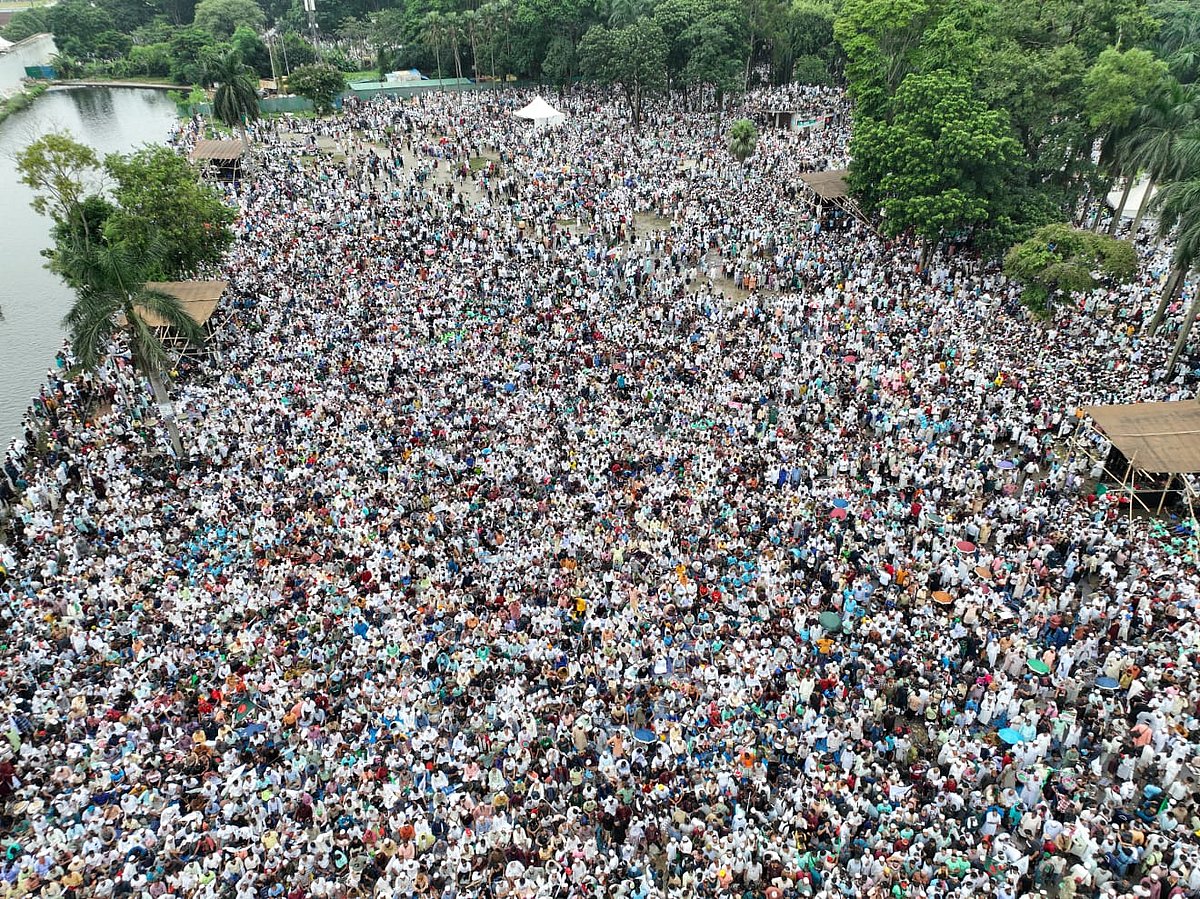 রাজধানীর সোহরাওয়ার্দী উদ্যানে বাংলাদেশ জামায়াতে ইসলামীর জাতীয় সমাবেশে বিপুল উপস্থিতি। আজ শনিবার বেলা দুইটায় মূল পর্ব শুরু হয়েছে