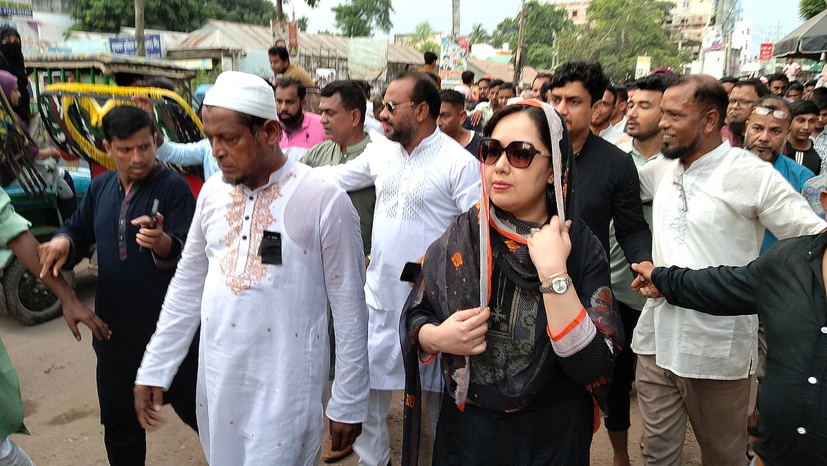 সরাইল উপজেলা সদরে মৌন মিছিলে নেতৃত্ব দেন রুমিন ফারহানা। গতকাল বিকেলে উপজেলা সদরের বৈকাল বাজার এলাকায়