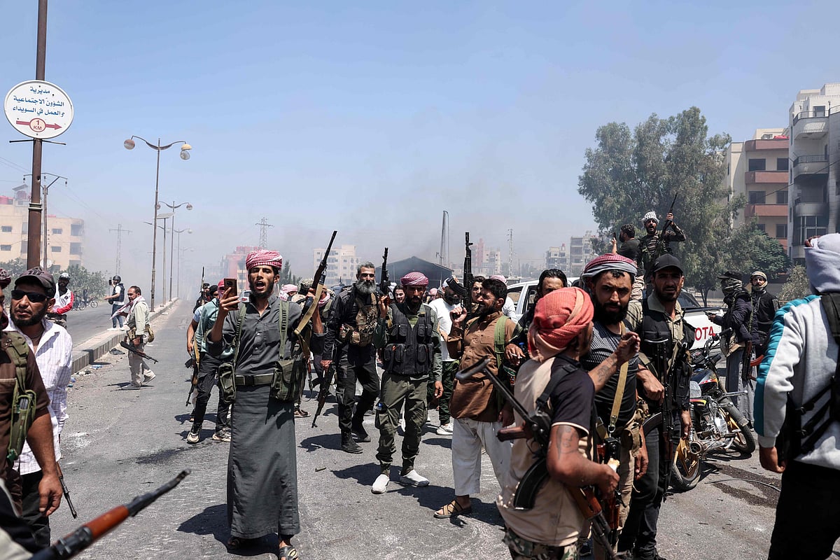 সিরিয়ার সুয়েইদা প্রদেশের উত্তরাঞ্চলে জড়ো হন বেদুইন যোদ্ধারা। আজ শনিবার দক্ষিণ সিরিয়ায়