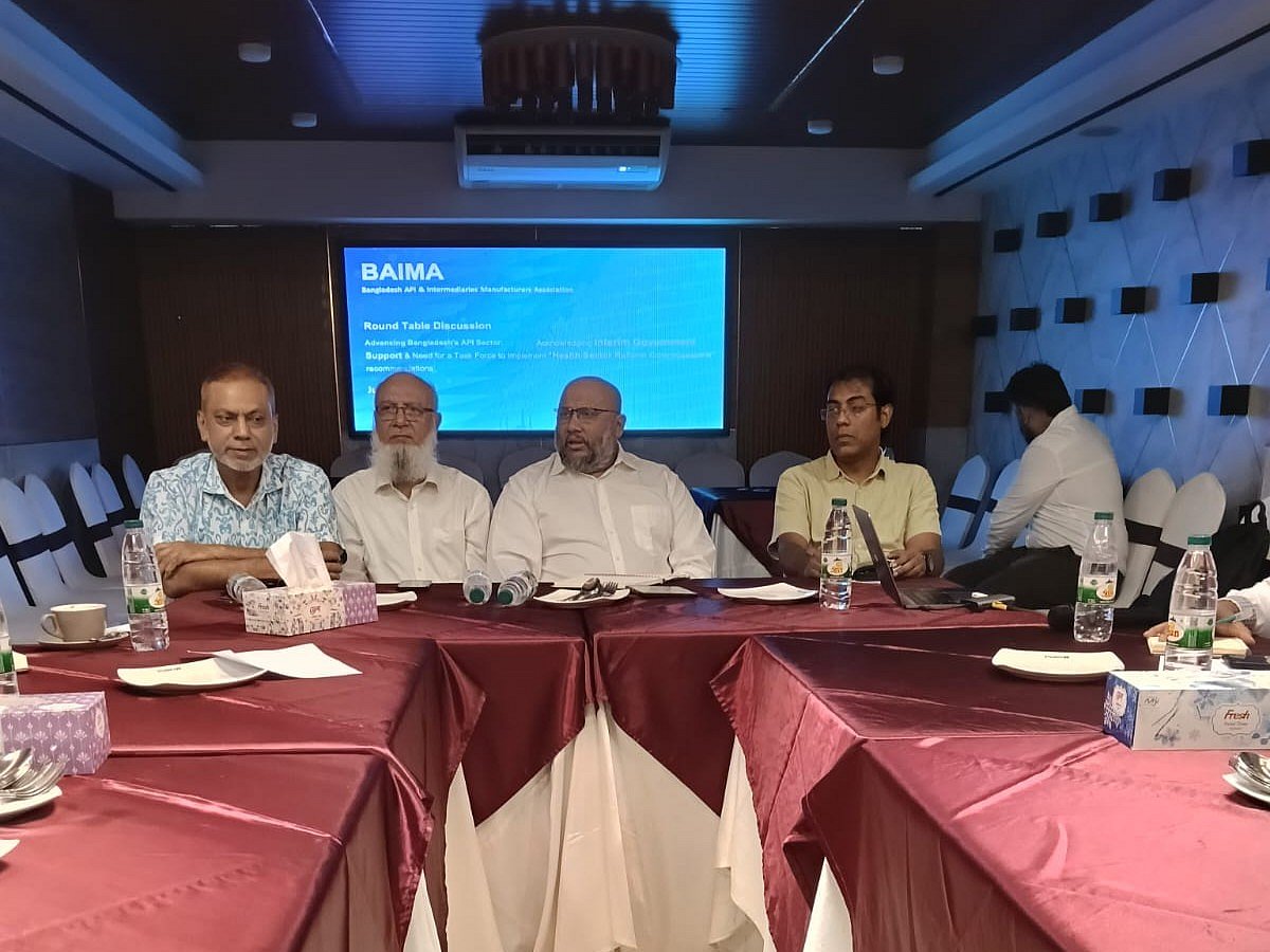 মতবিনিময় সভায় ওষুধের কাঁচামাল প্রস্তুতকারী ব্যবসায়ীরা। আজ শনিবার দুপুরে রাজধানীর একটি হোটেলে