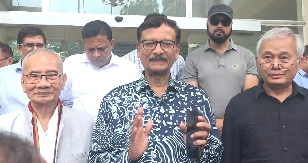 পার্বত্য চুক্তি বাস্তবায়ন ও পরিবীক্ষণ কমিটির বৈঠক শেষে সাংবাদিকদের সঙ্গে কথা বলেন পররাষ্ট্র উপদেষ্টা মো. তৌহিদ হাসান। পাশে আঞ্চলিক পরিষদের চেয়ারম্যান জ্যোতিরিন্দ্র বোধিপ্রিয় ওরফে সন্তু লারমা (বাঁয়ে) ও পার্বত্য উপদেষ্টা সুপ্রদীপ চাকমা (ডানে)। আজ দুপুরে